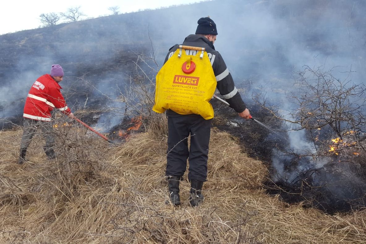 Peste 30 de incendii de vegetație uscată în Mehedinți la acest sfârșit de săptămână