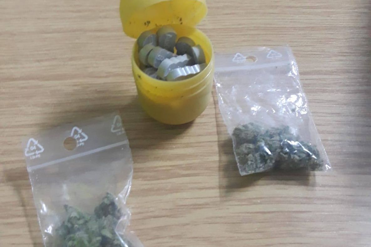 Tineri depistați în trafic, la volan, cu permisul suspendat şi droguri asupra lor