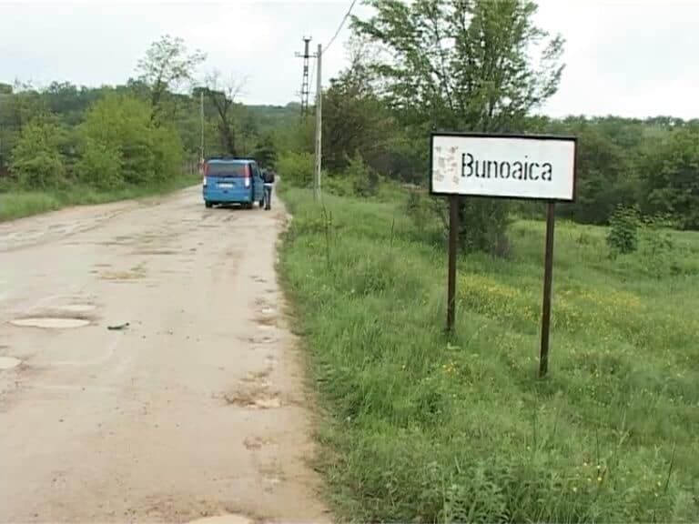 PENTRU A-I CONVINGE SĂ VINĂ LA LICITAȚIE, CONSILIUL JUDEȚEAN ÎI INVITĂ PE CONSTRUCTORI PE UN DRUM NEASFALTAT