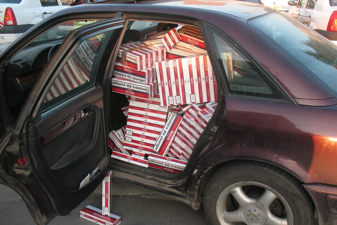 Aproape 15.000 țigarete descoperite asupra unui bărbat, în trafic