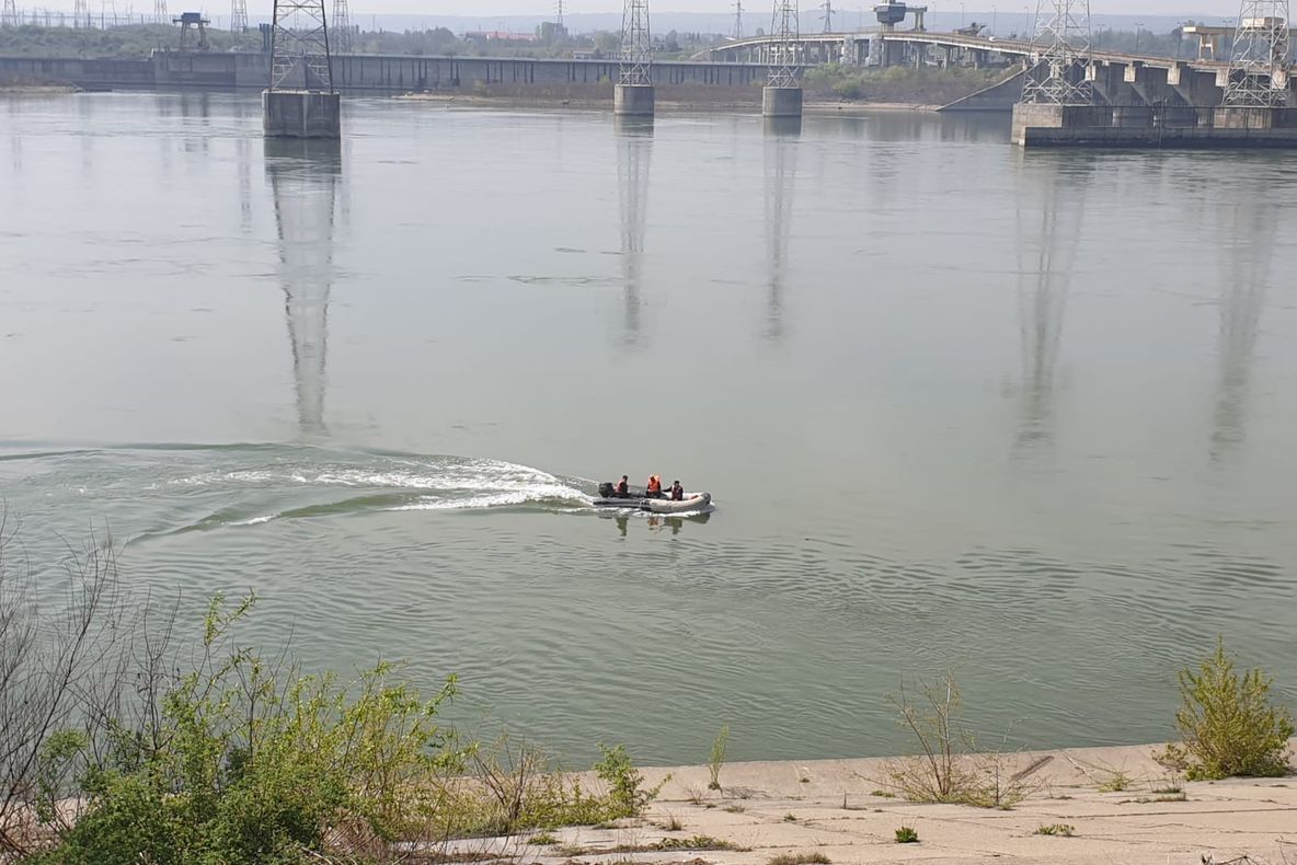 Un bărbat înecat este căutat de pompieri în apropierea barajului Porțile de Fier II