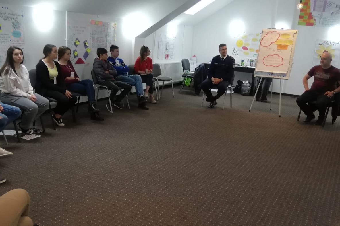 Dialog interactiv între elevi și polițiști
