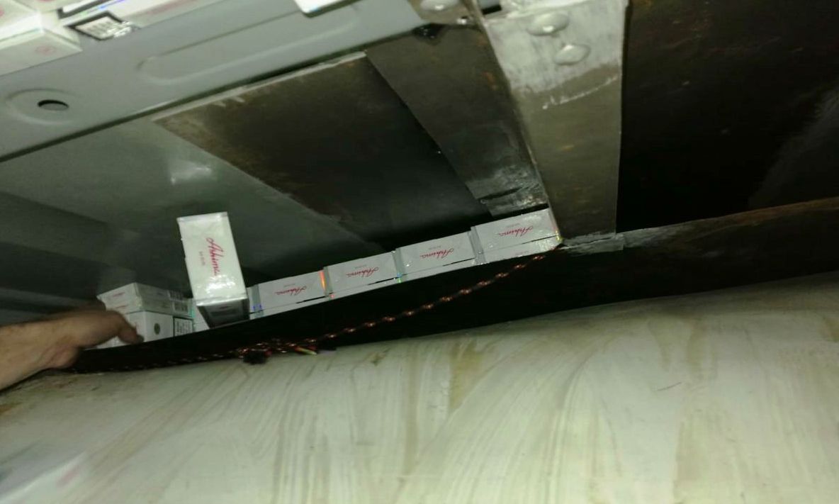 Doi severineni şi un contrabandist sârb, prinși cu o mașină plină de ţigări