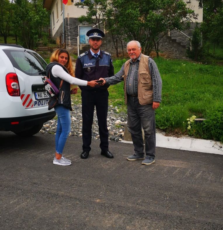 Portofel găsit la Ponoare de o tânără și restituit proprietarului, un cetățean străin