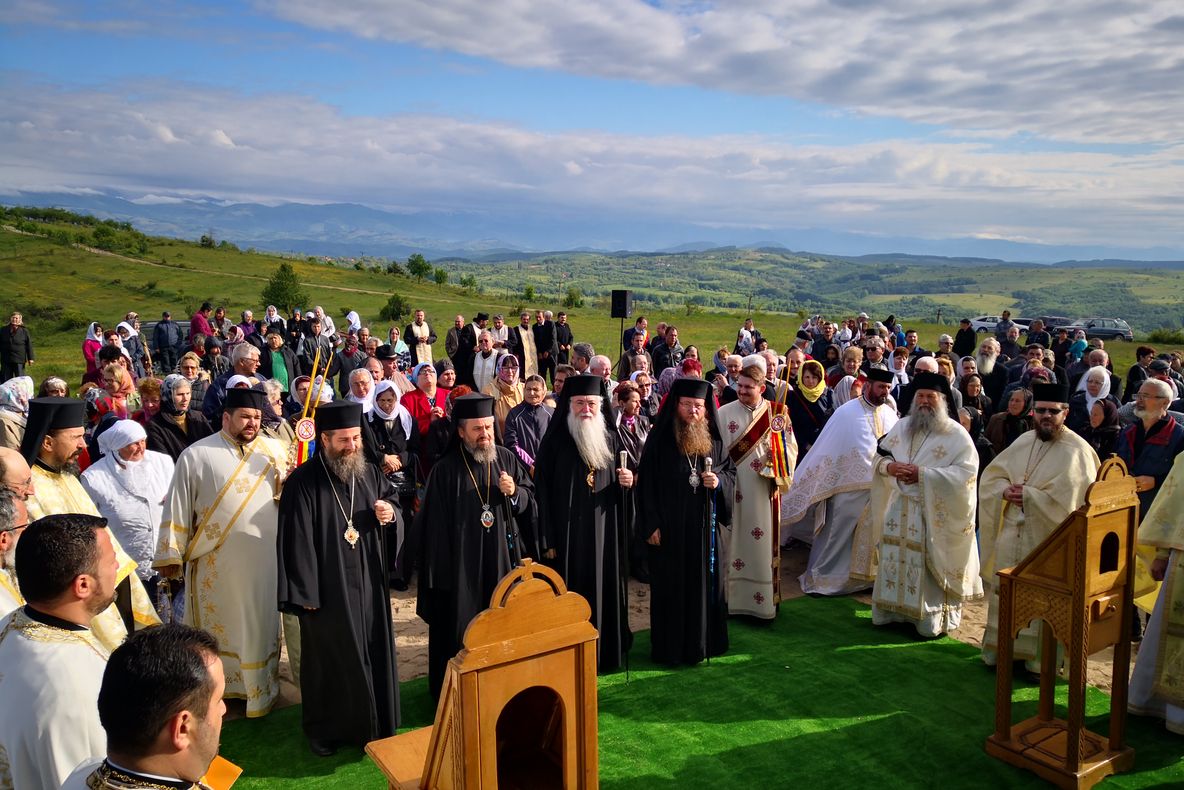 Zeci de pelerini pe dealul Chiciora la Ciumarca în Godeanu
