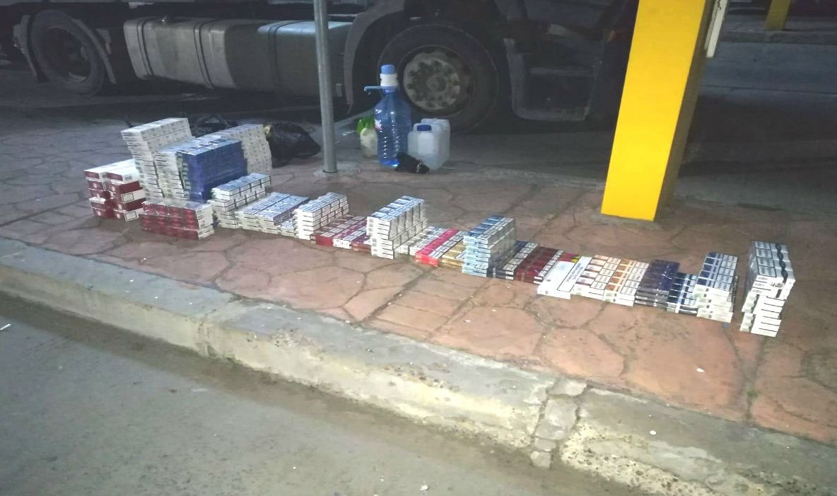 Percheziţii la contrabandiştii de ţigări din Suceava care aprovizionează piața neagră din Mehedinți