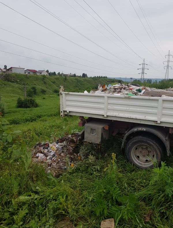 Sancționat cu 1.000 de lei pentru că a aruncat materiale de construcții pe domeniul public