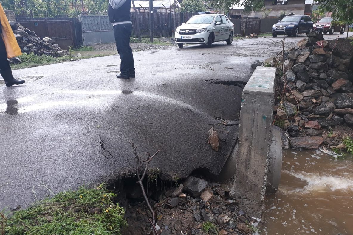 VIDEO Două podețe rupte de apă. Traficul rutier este întrerupt