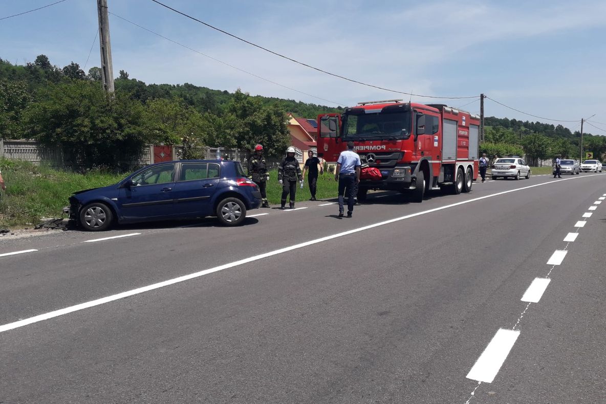 Acccident pe  DN6. O mașină cu doi copii pasageri a intrat într-un cap de pod
