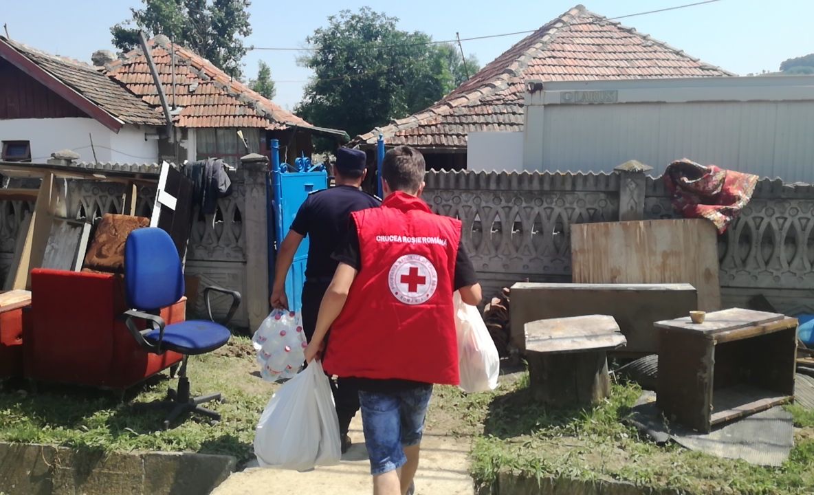 VIDEO Misiune comună pentru sprijinirea persoanelor afectate de inundaţii din judeţul Mehedinţi