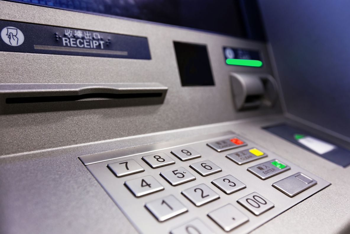 Persoane bănuite de skimming, depistate în flagrant delict la un ATM din Turnu Severin