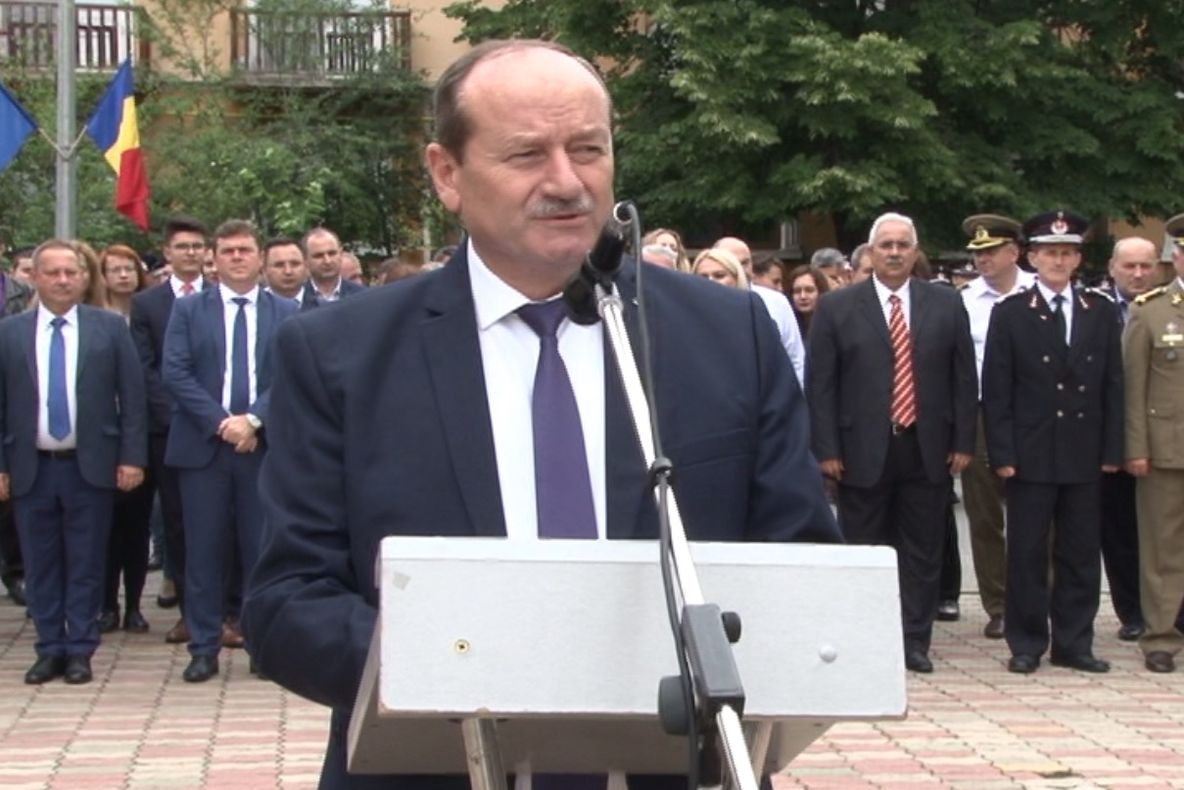 DISCURS „DE INSPIRAȚIE FILOSOFICĂ” DE ZIUA EROILOR, LA SEVERIN! AUTOR, PREFECTUL JUDEȚULUI!