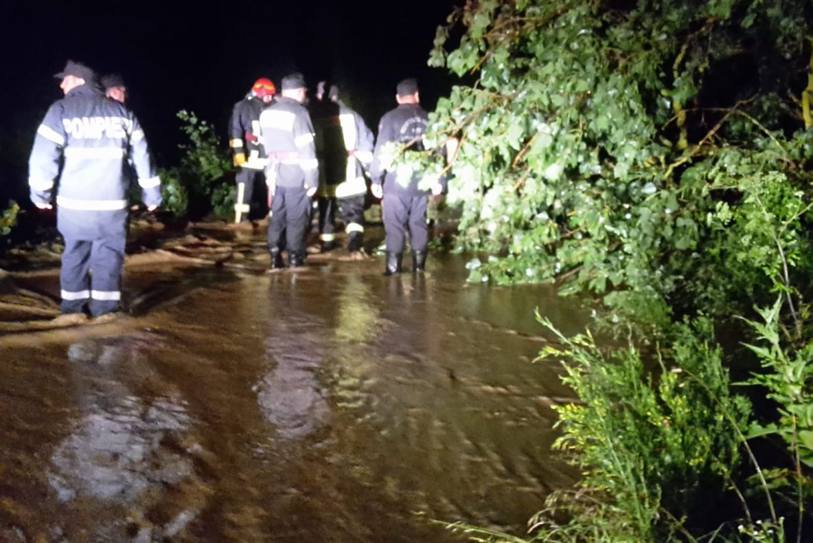 Inundațiile au făcut prăpăd în Mehedinți. Zeci de persoane au fost evacuate