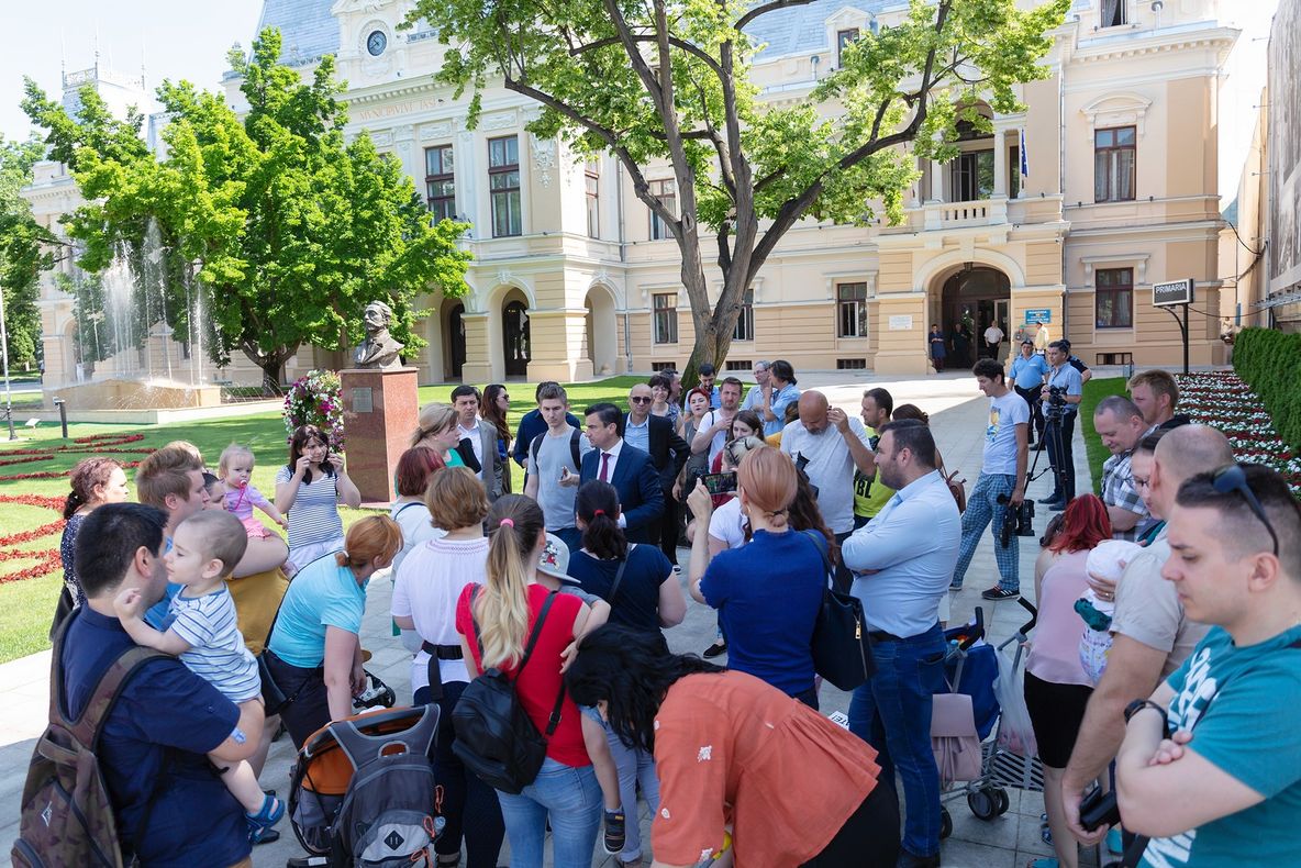 Protest în fața Prefecturii Mehedinți pentru fetiţa de 8 ani dată spre adopţie