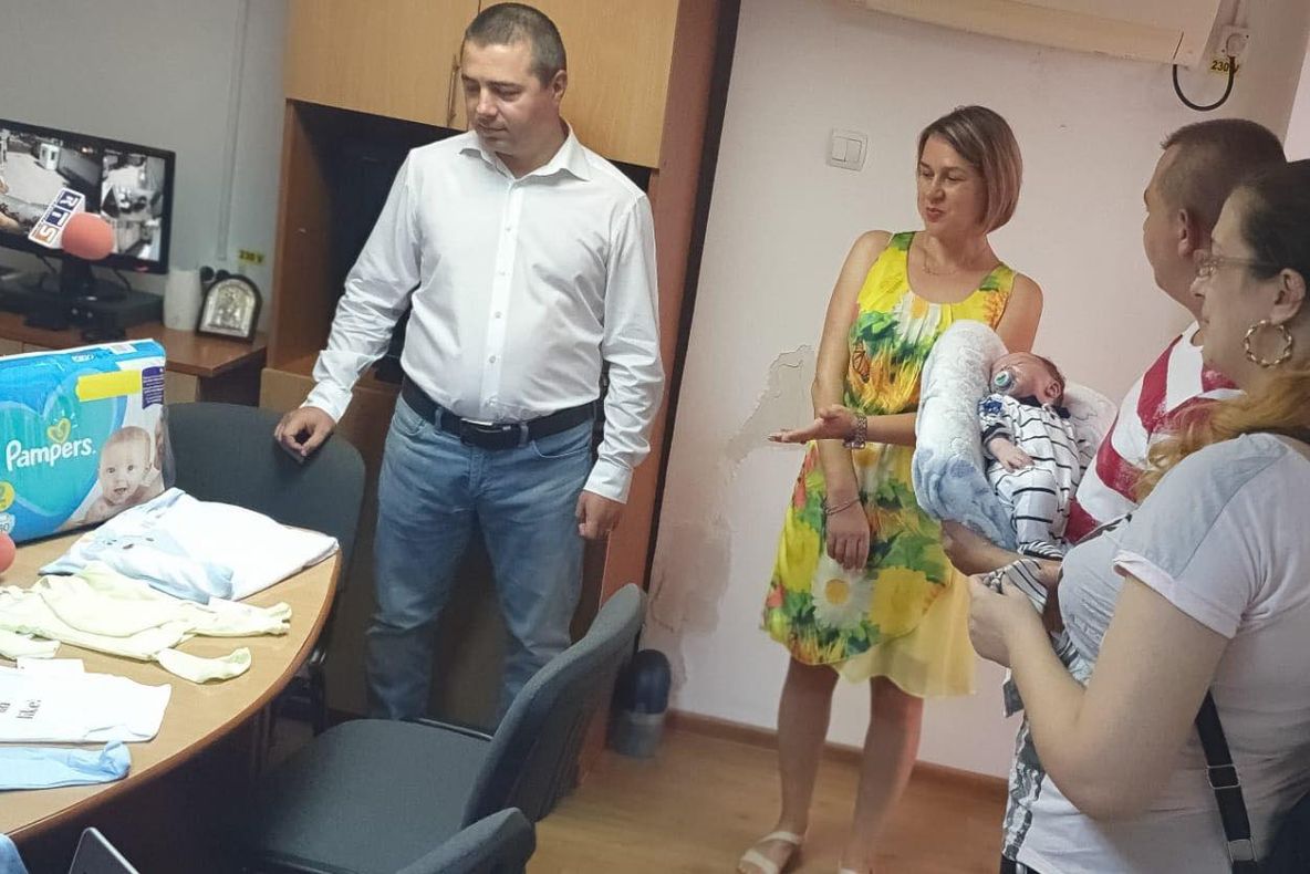 Viceprimarul Daniel Cîrjan a oferit astăzi primul pachet cu produse pentru bebeluși