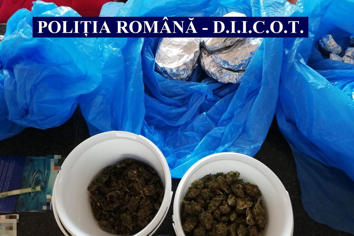 Jandarmii au depistat trei tineri cu droguri asupra lor în Turnu Severin