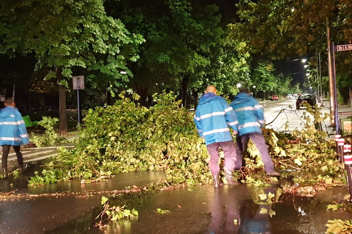 Mehedințiul sub Cod Roșu. Furtuna a făcut prăpăd