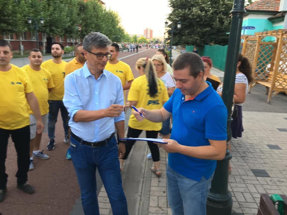 Liberalii strâng semnături pentru susținerea lui Klaus Iohannis la Președinție