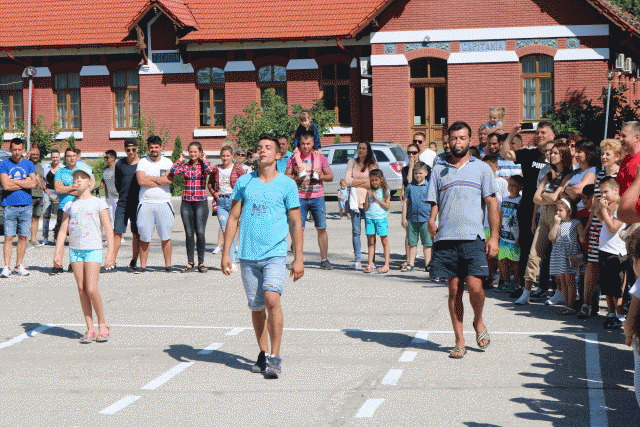 VIDEO Sosirea zeului Neptun şi jocurile marinăreşti au fost principalele atracţii de Ziua Marinei în Portul Turnu Severin