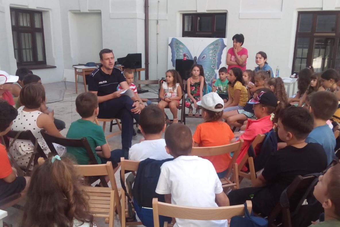 Elevii din tabăra Drobeta, instruiţi de poliţişti