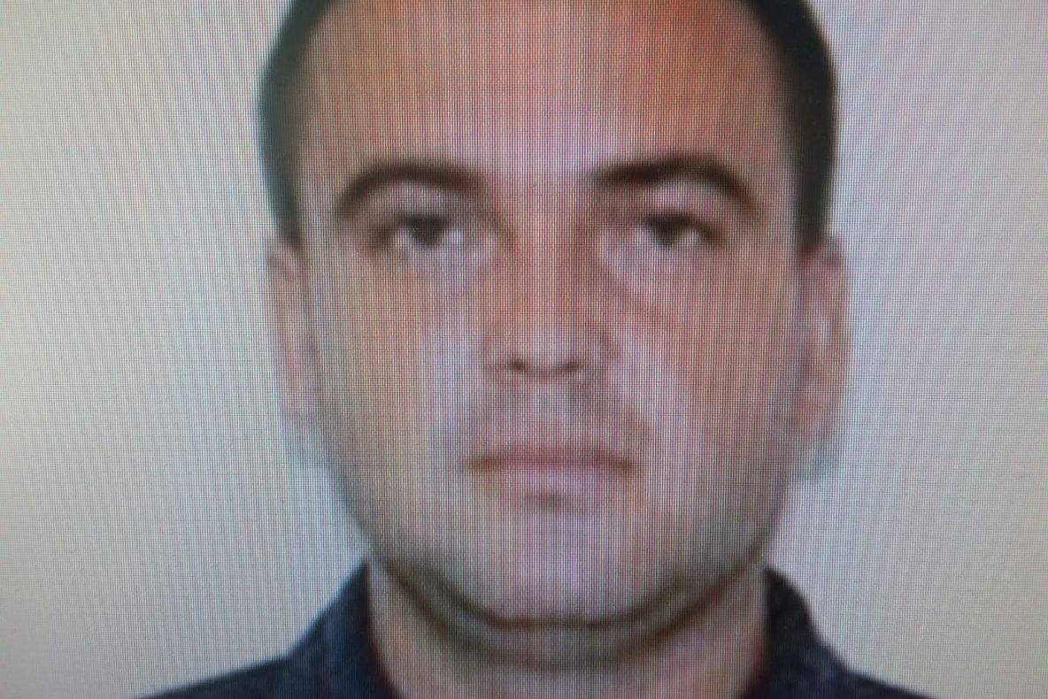 Bărbatul care a ucis o femeie cu o rangă în cap se ascunde în continuare