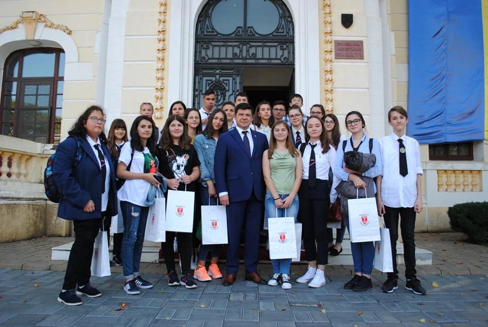 COPIII DE NOTA 10 AI MEHEDINȚIULUI, PREMIAȚI CU BANI, FLORI ȘI BOMBOANE