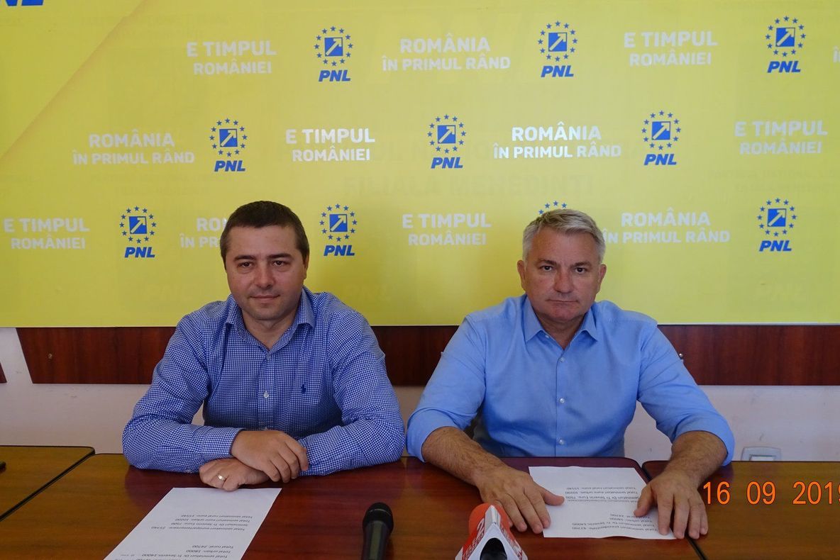 Mii de semnături pentru candidatul Klaus Iohannis adunate de liberalii mehedințeni