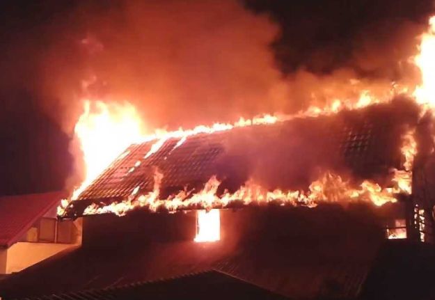 Casa unui bătrân din Orșova, mistuită de flăcări