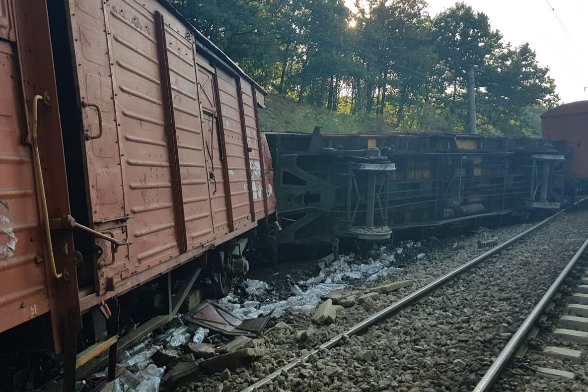 TREN MĂRFAR, ÎNCĂRCAT CU APĂ MINERALĂ ȘI SUCURI, DERAIAT ÎN MEHEDINȚI! CIRCULAȚIE FEROVIARĂ OPRITĂ!