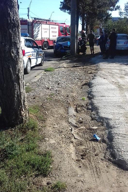 Șoferul unui autotren a rămas blocat în cabină în urma unui accident