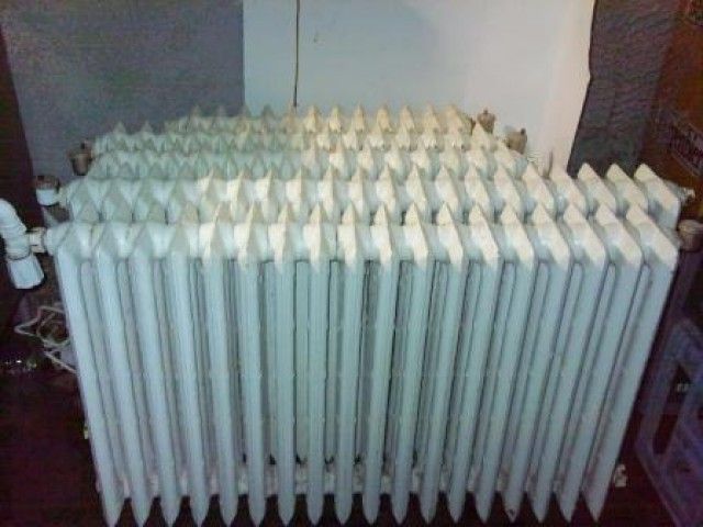 Prinși în flagrant în timp ce sustrăgeau 30 de calorifere de fontă dintr-o clădire