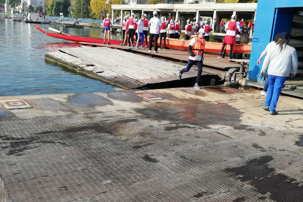 O barcă cu 20 de sportivi copii s-a răsturnat pe Dunăre în timpul unui concurs