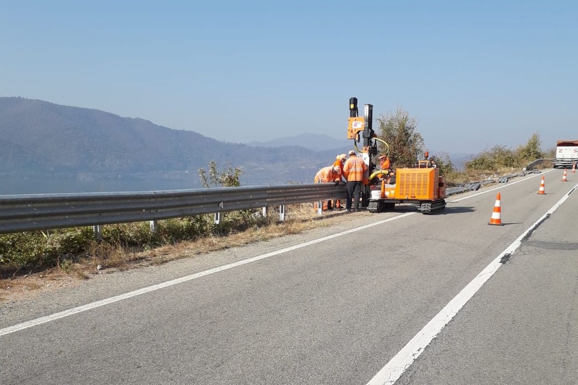 Drumarii montează parapeți de protecție pe DN57, între Șvinița și Cozla