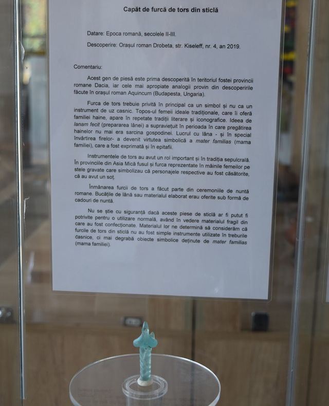 Capăt de furcă de tors din sticlă din epoca romană, expus la Muzeul Regiunii Porților de Fier