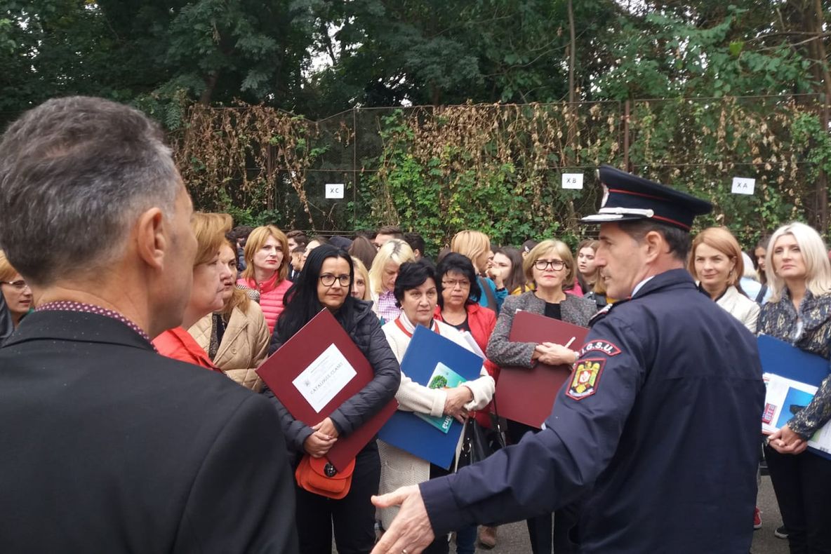 Elevii învățați de pompieri să-și protejeze viața