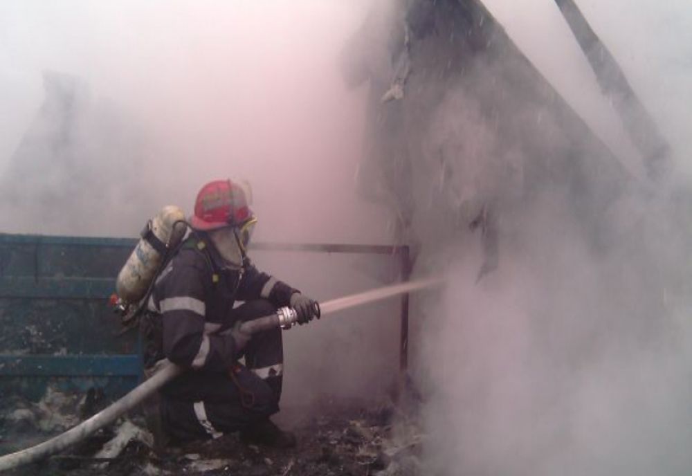 Doi soți, morți în casă după ce s-au intoxicat cu fum în Mehedinți