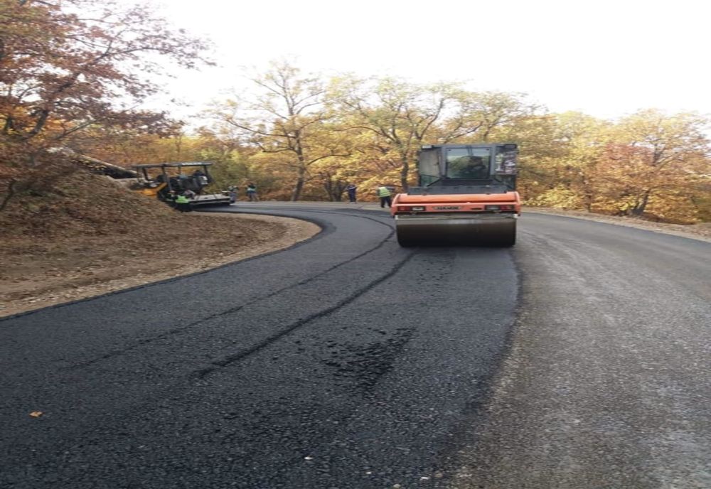 Se așterne asfalt pe drumul dintre Bistrița și Ștefan Odobleja