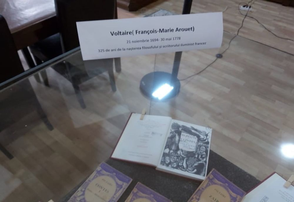 Expoziție dedicată lui Voltaire, la Biblioteca Județeană „I.G. Bibicescu”