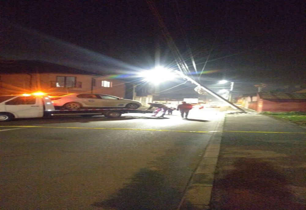 VIDEO Un taximetrist băut a intrat cu mașina într-un stâlp de electricitate pe o stradă din Severin, apoi a fugit