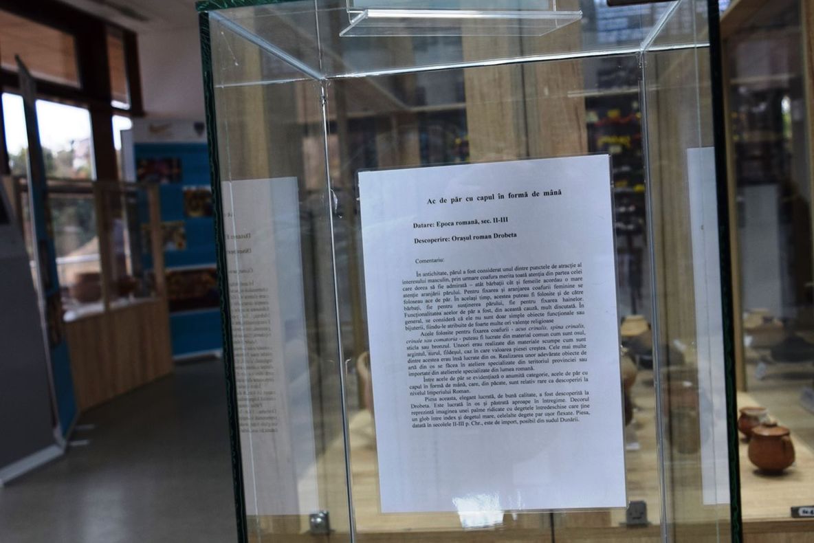 Un ac de păr cu capul în formă de mână din epoca romană, expus la Muzeul Regiunii Porților de Fier