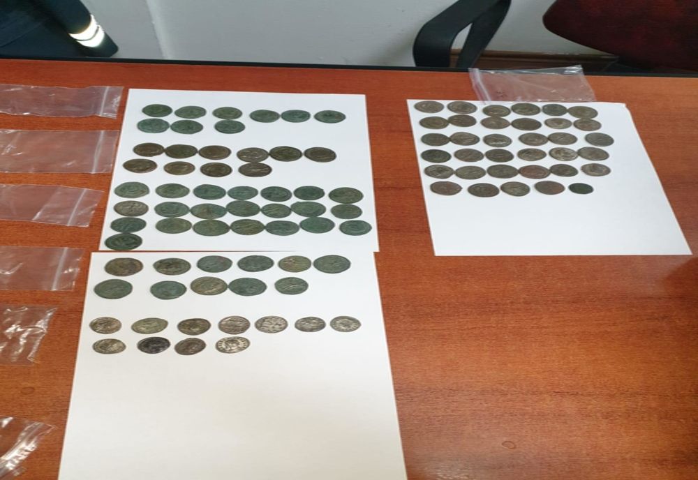 VIDEO Peste 1.600 de monede antice și alte obiecte de valoare istorică, reținute în Vama Porțile de Fier I