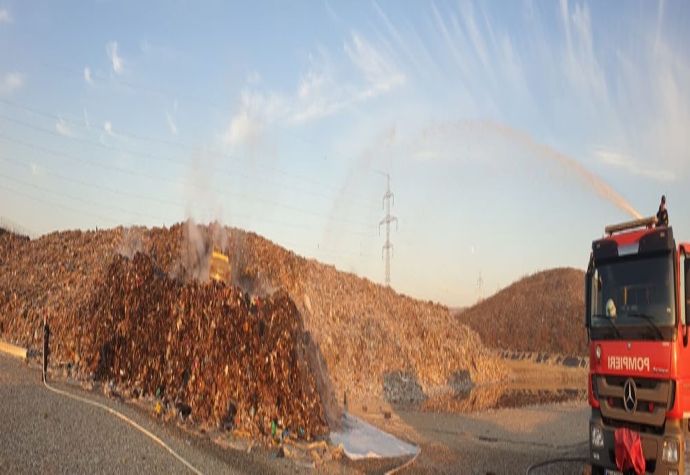 Incendiu la groapa de gunoi a Severinului. Focul a cuprins circa 50 de tone de gunoi menajer