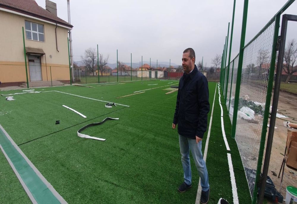 Lucrările la terenul de sport de la școala nr. 5 din Schela de Sus, pe ultima sută de metri