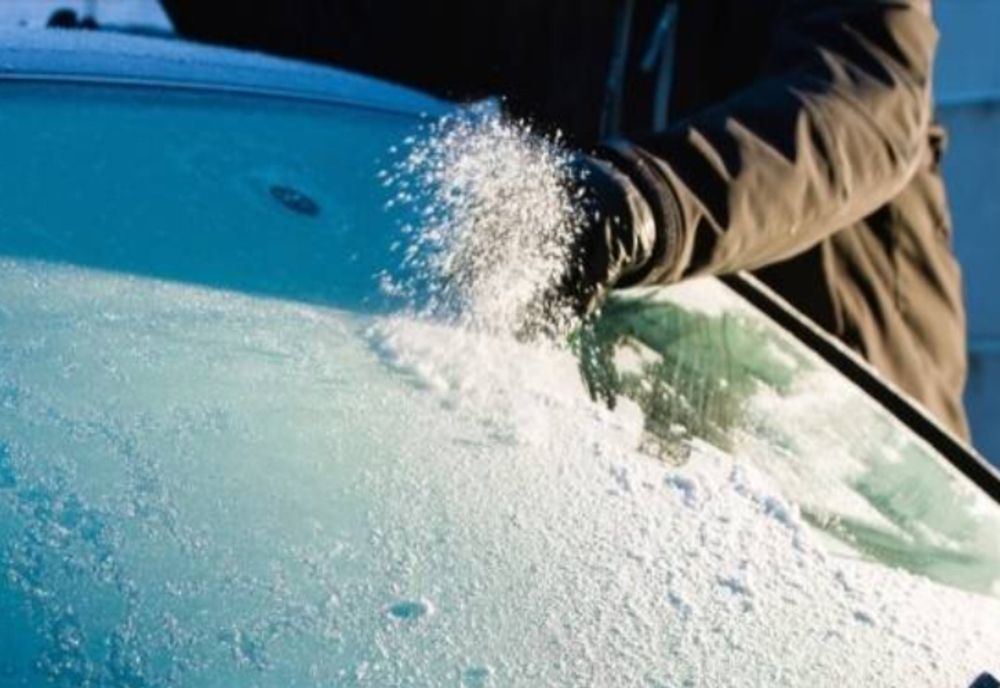 Cum să dezgheţi eficient şi rapid parbrizul de la maşină