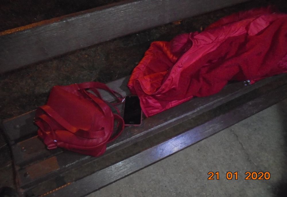 I-au restituit polițiștii locali un rucsac cu bani și bijuterii din aur 