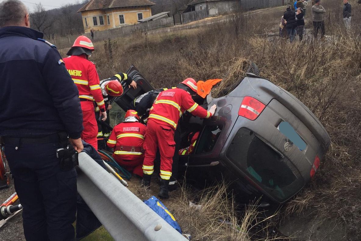 Accident pe DN6, cu o maşină răsturnată în afara părţii carosabile