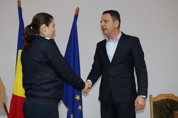 Plt. maj. Daniela Sîrbu de la ISU Mehedinți, felicitat de prefect