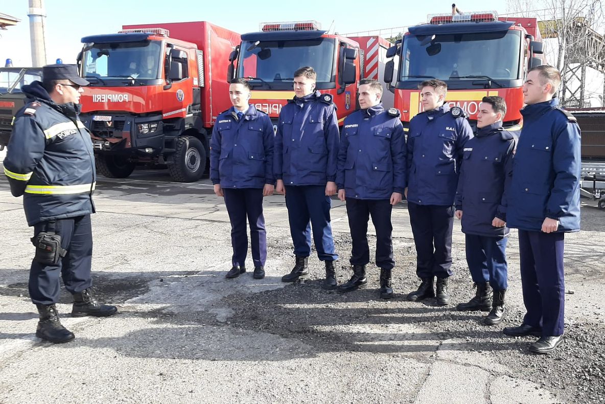 Studenţi pompieri în practică la ISU Mehedinţi