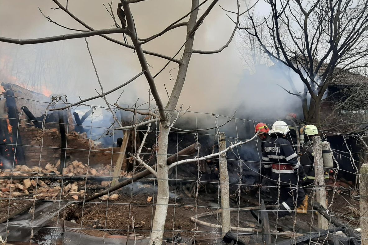 Incendiu puternic la Butoiești