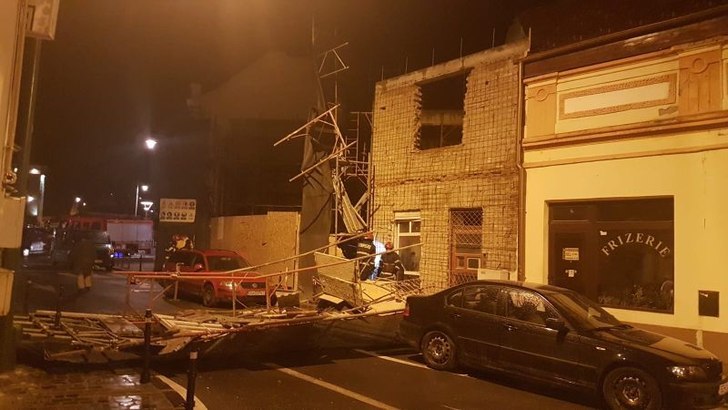 Vântul puternic a lăsat câteva localități din Mehedinți fără energie electrică